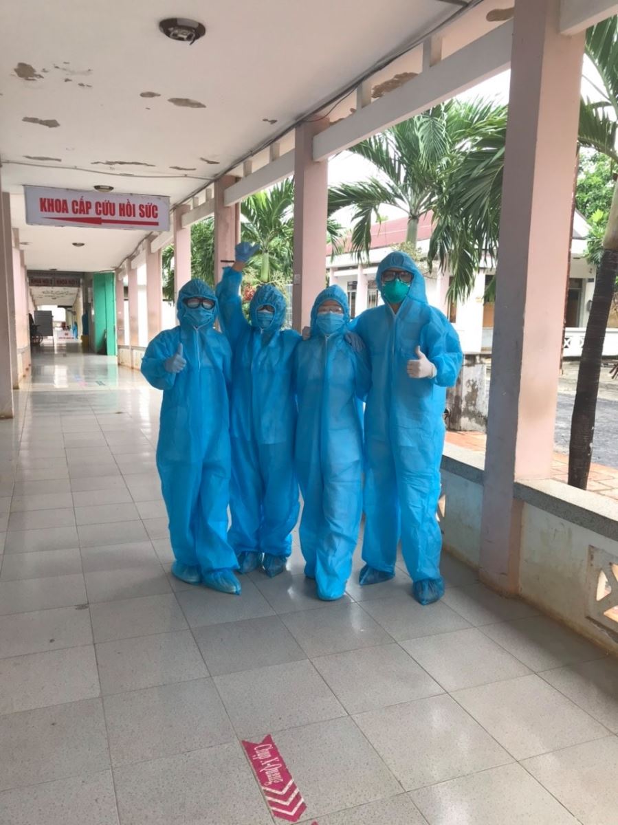 Đội ngũ y bác sĩ ở BV Lao Phổi Đắk Lắk thể hiện quyết tâm chống dịch