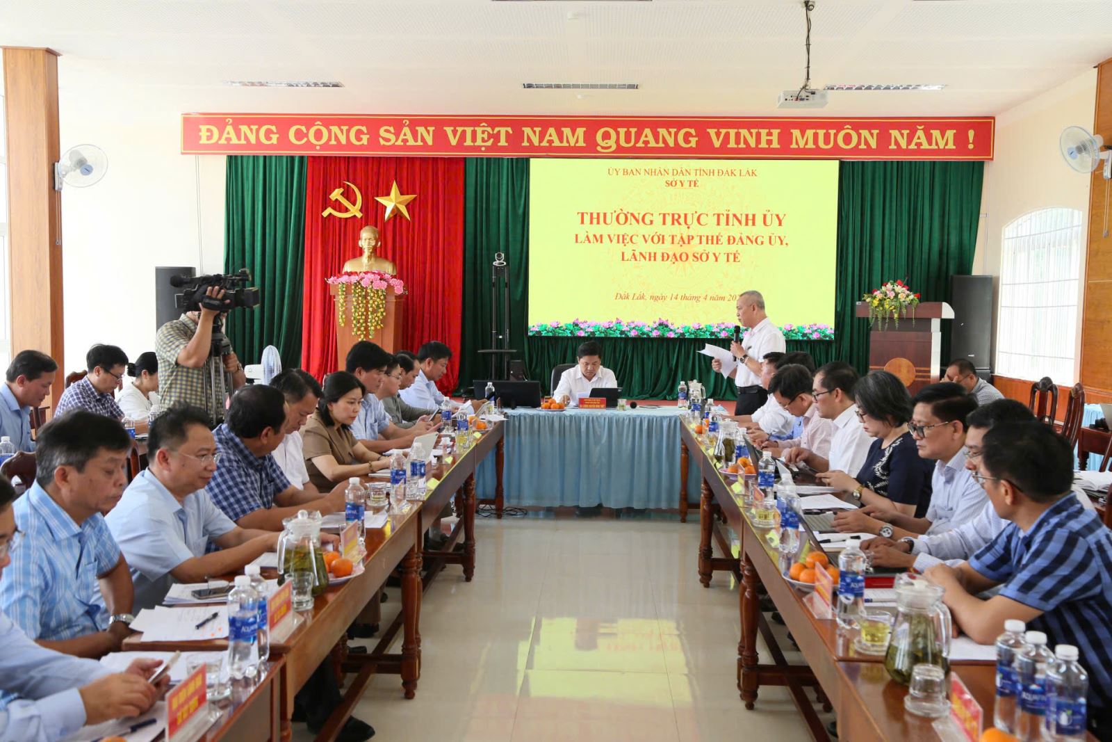 Đồng chí Nay Phi La – Bí thư Đảng ủy, Giám đốc Sở Y tế báo cáo kết quả hoạt động của ngành Y tế tại buổi làm việc.