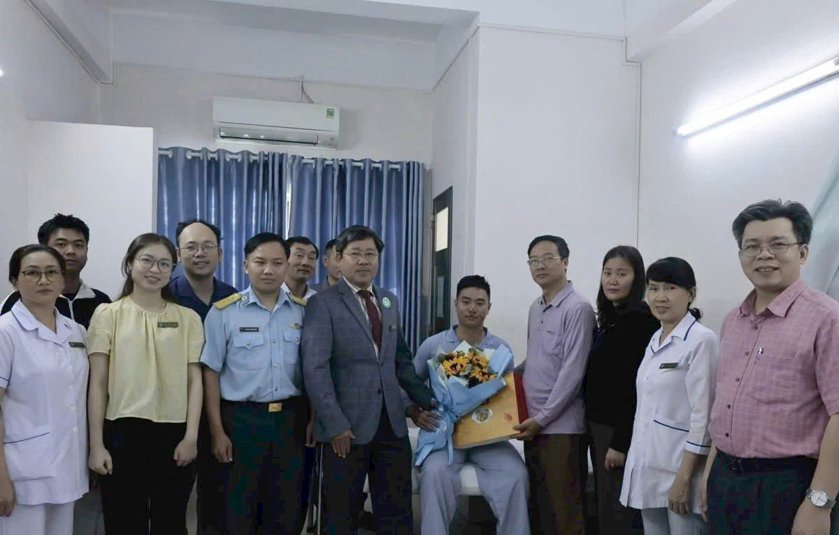Tập thể Bệnh viện Đa khoa Phú Yên chụp lưu niệm cùng đồng chí Trung úy, phi công Đinh Thành Trung.