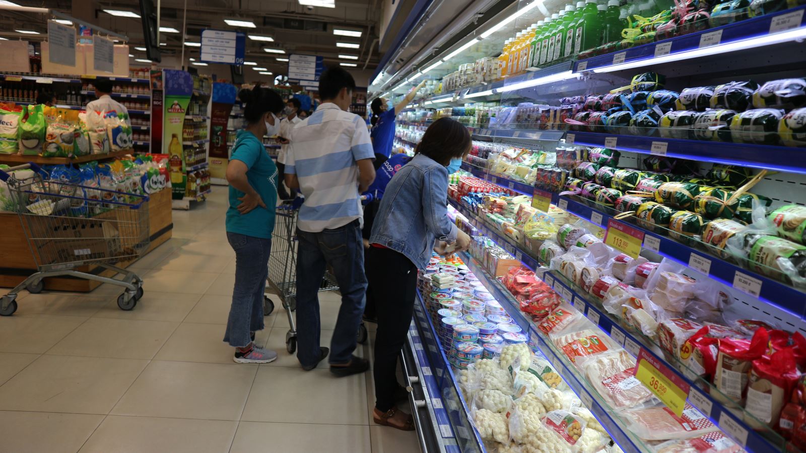 Người dân cần chọn mua thực phẩm ở cửa hàng uy tín hoặc siêu thị để đảm bảo vệ sinh an toàn thực phẩm