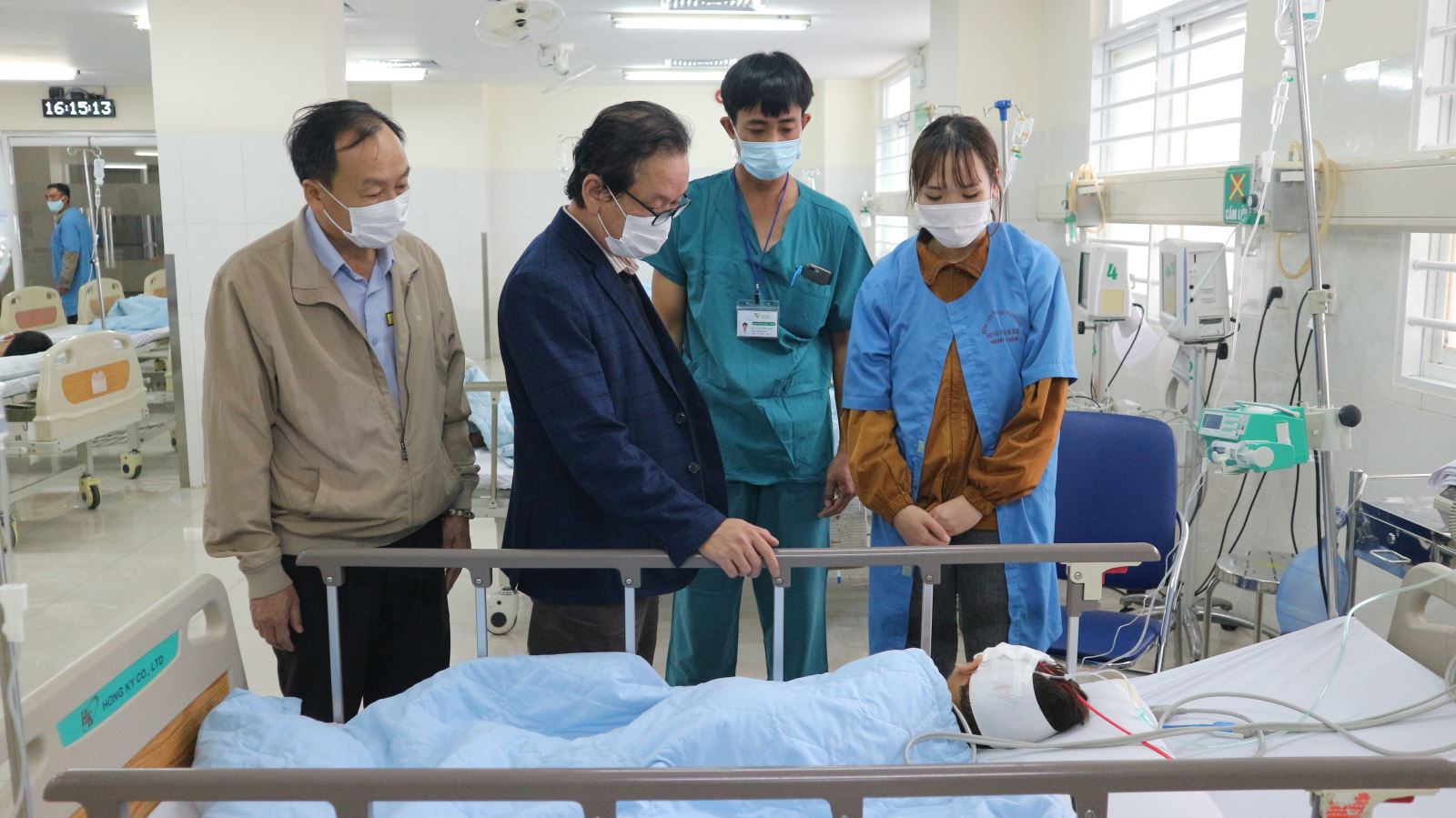 Tiến sĩ, bác sĩ Nguyễn Văn Hùng, Phó Giám đốc Sở Y tế thăm hỏi và tặng quà cho trường hợp cháu bé bị chém vào mặt