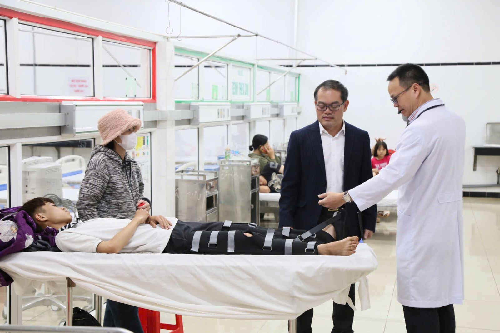 Đồng chí Nguyễn Hữu Vũ Quang - Phó Giám đốc Sở Y tế ân cần thăm hỏi sức khỏe bệnh nhân