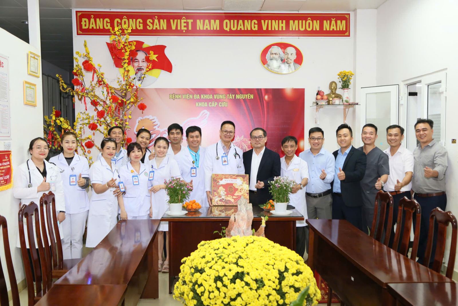 Đồng chí Nguyễn Hữu Vũ Quang - Phó Giám đốc Sở Y tế tặng quà Tết cho Khoa Hồi cấp cứu và Khoa Hồi sức tích cực chống độc, Bệnh viện Đa khoa vùng Tây Nguyên