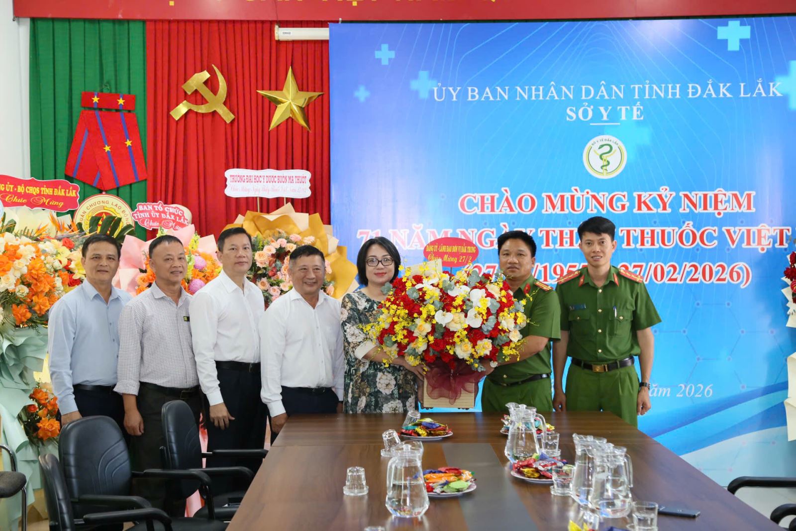 Đại diện lãnh đạo đơn vị Trại giam Đắk Trung thăm và chúc mừng Sở Y tế nhân ngày 27/2.