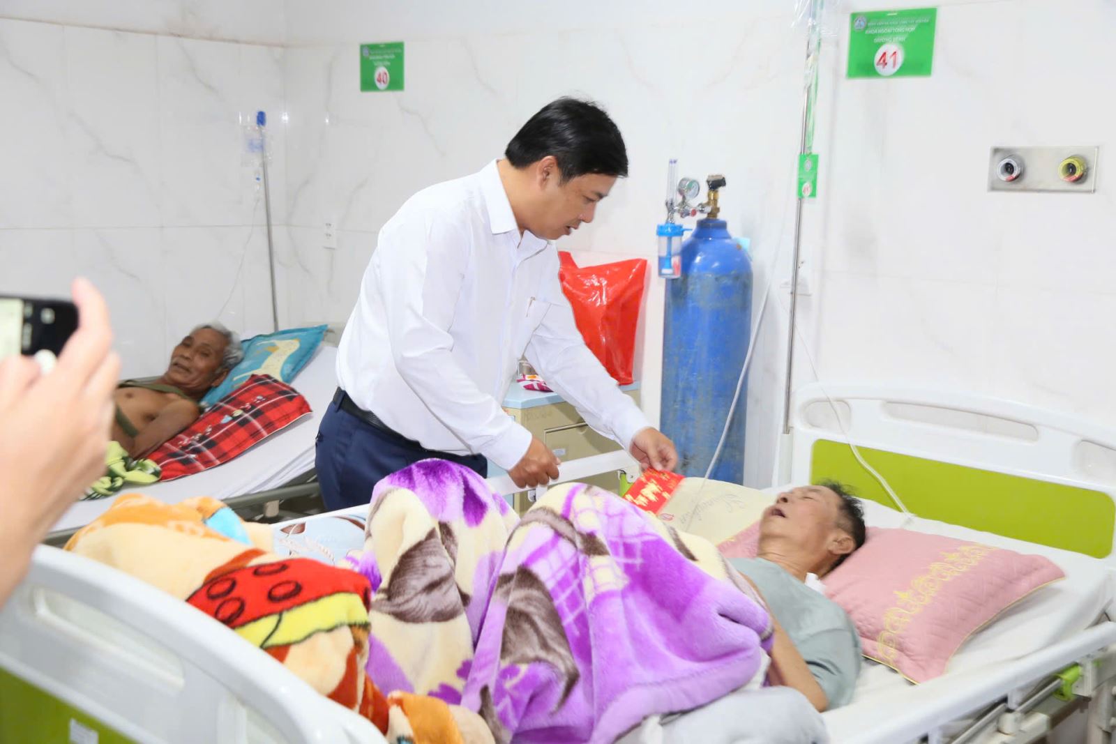 Đồng chí Lương Nguyễn Minh Triết –Ủy viên Ban Chấp hành Trung ương Đảng, Bí thư Tỉnh ủy thăm hỏi và tặng quà Tết cho bệnh nhân