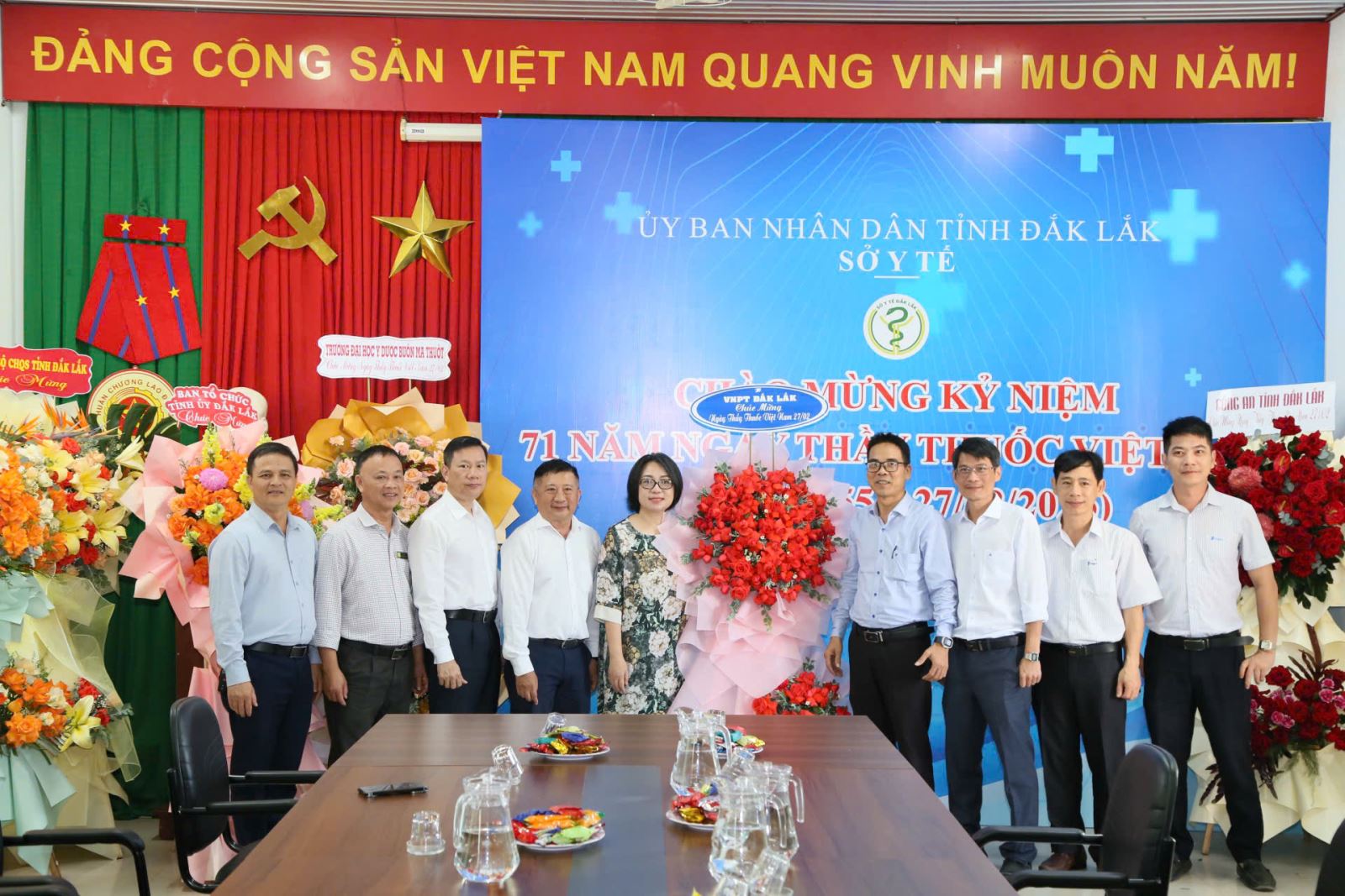 Đại diện lãnh đạo Tập đoàn Bưu chính Viễn thông Việt Nam (VNPT Đắk Lắk) thăm và chúc mừng Sở Y tế nhân ngày 27/2.