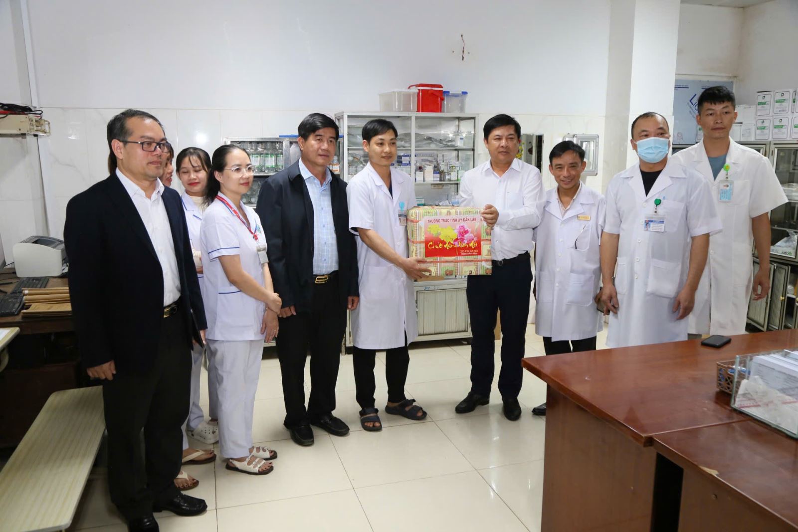 Đồng chí Lương Nguyễn Minh Triết –Ủy viên Ban Chấp hành Trung ương Đảng, Bí thư Tỉnh ủy tặng quà Tết cho Bệnh viện Đa khoa vùng Tây Nguyên