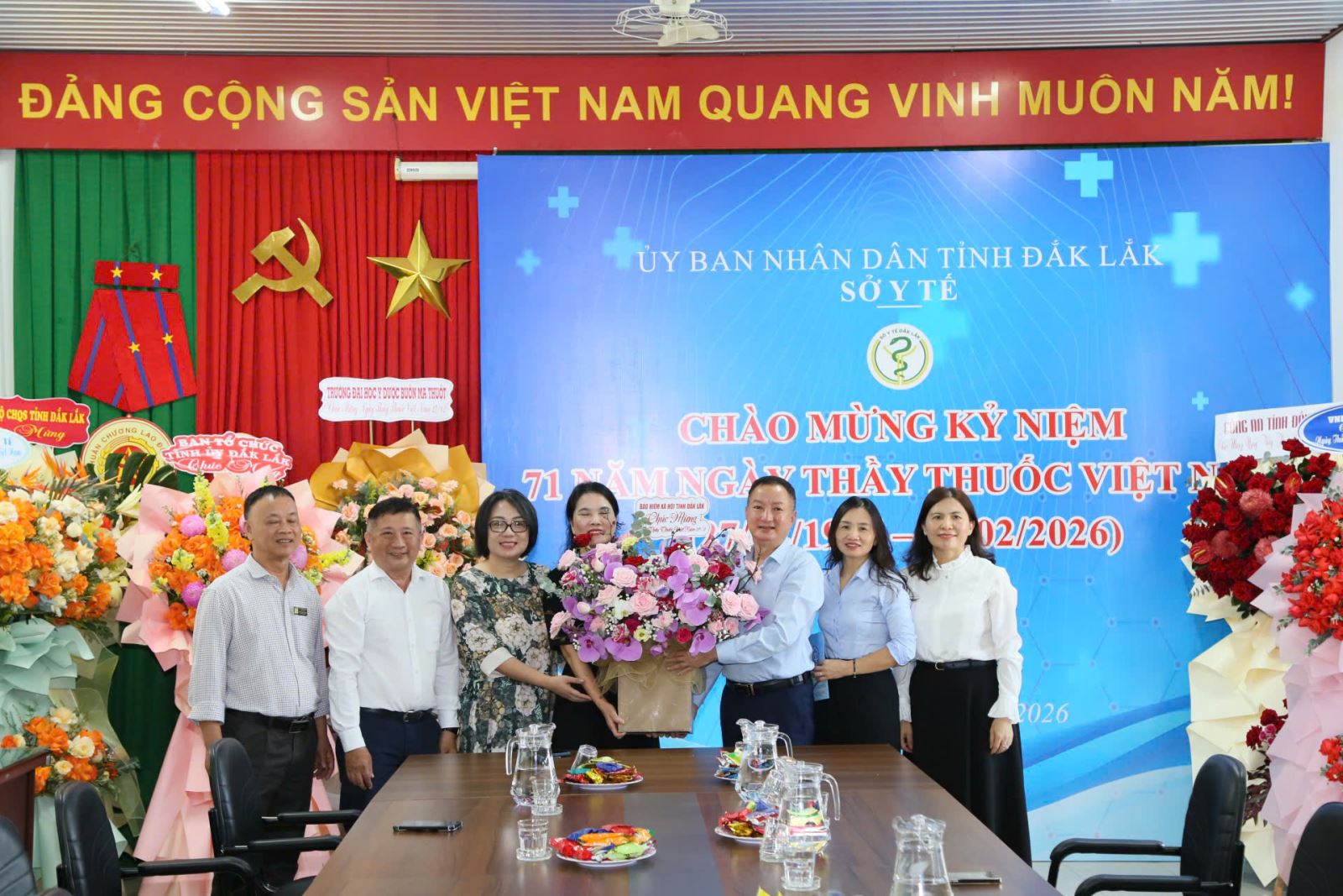 Đại diện lãnh đạo Bảo hiểm xã hội tỉnh thăm và chúc mừng Sở Y tế nhân ngày 27/2.