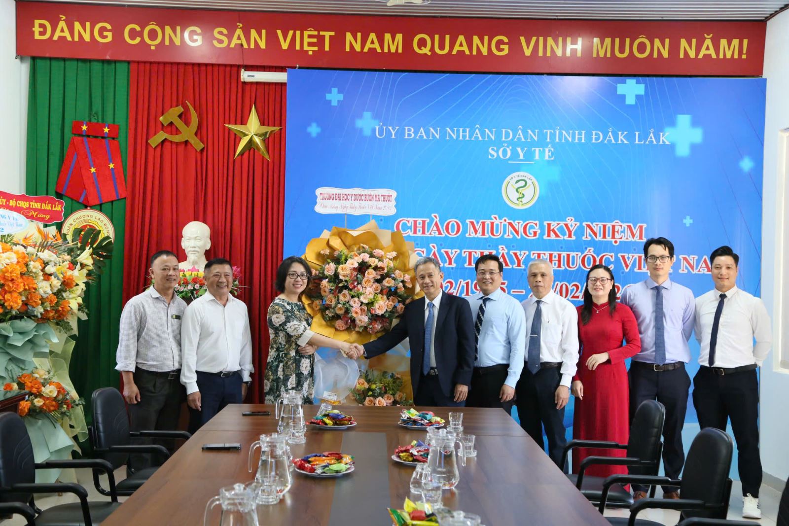 Đại diện lãnh đạo Bệnh viện Đại học Y Dược Buôn Ma Thuột thăm và chúc mừng Sở Y tế nhân ngày 27/2.
