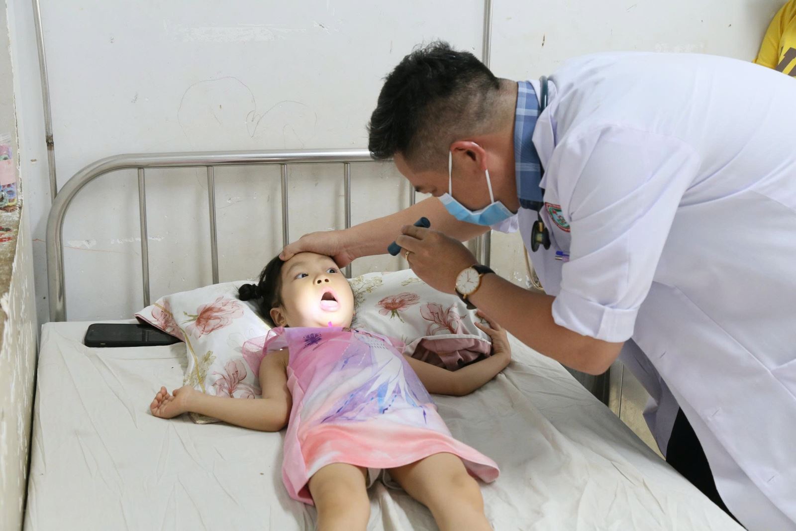 Quai bị là bệnh lành tính nhưng có thể gây ra nhiều biến chứng nguy hiểm nếu trẻ không được chăm sóc, điều trị đúng cách.