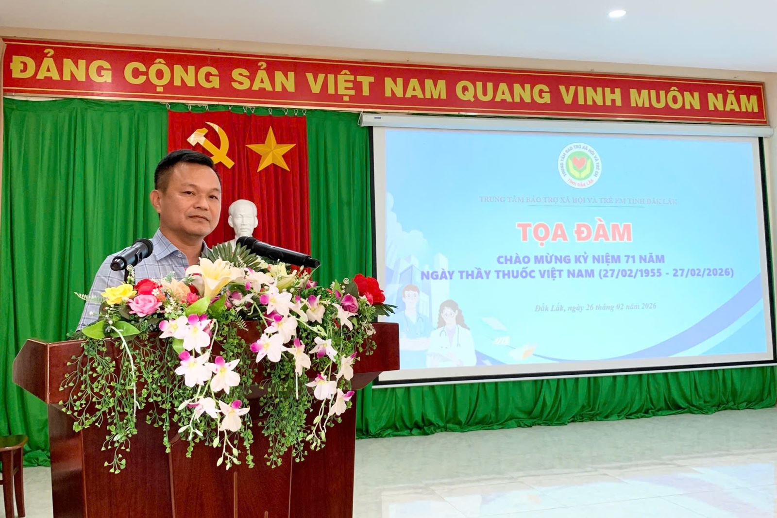 Đồng chí Nguyễn Xuân Quý - Bí thư Đảng ủy bộ phận, Giám đốc Trung tâm Bảo trợ xã hội và Trẻ em tỉnh Đắk Lắk phát biểu tại buổi tọa đàm.