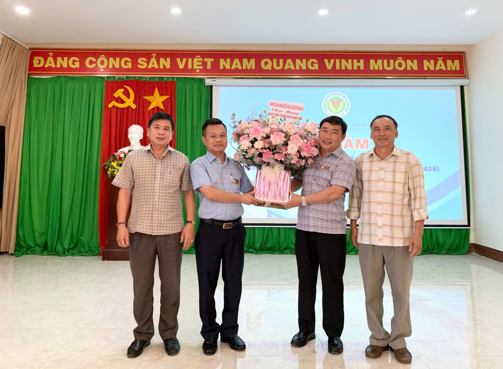 Ban Giám đốc Trung tâm trao tặng hoa chúc mừng Phòng Y tế – Phục hồi chức năng nhân Ngày Thầy thuốc Việt Nam (27/02)
