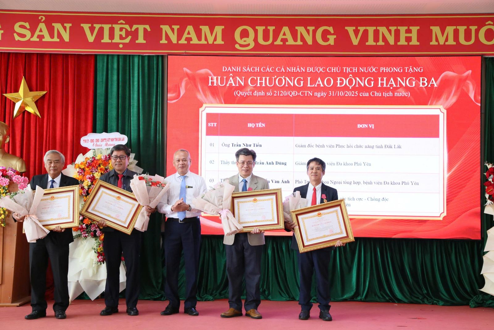 4 cá nhân được tặng Huân chương Lao động hạng Ba.
