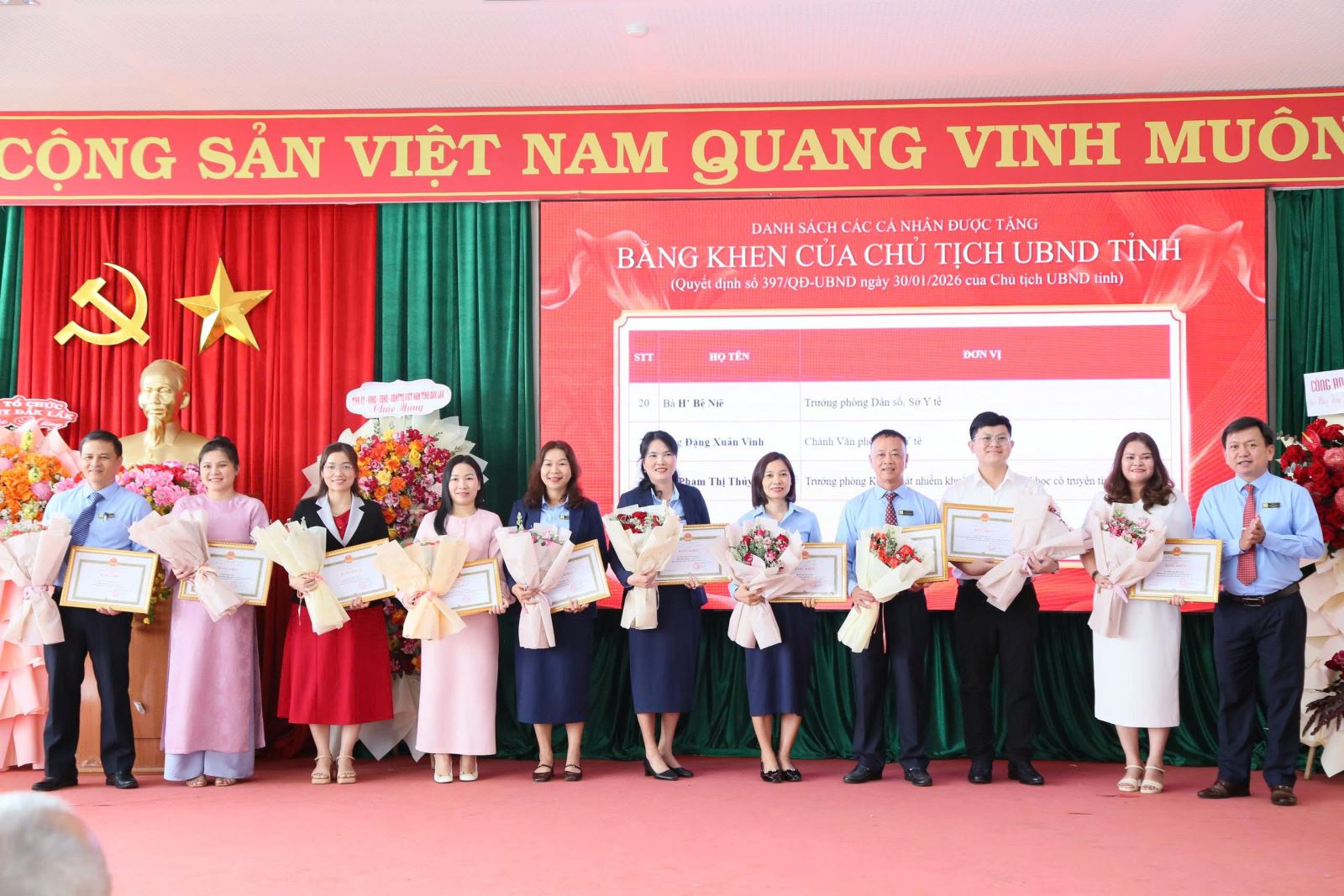 Các cá nhân được Chủ tịch UBND tặng Bằng khen.