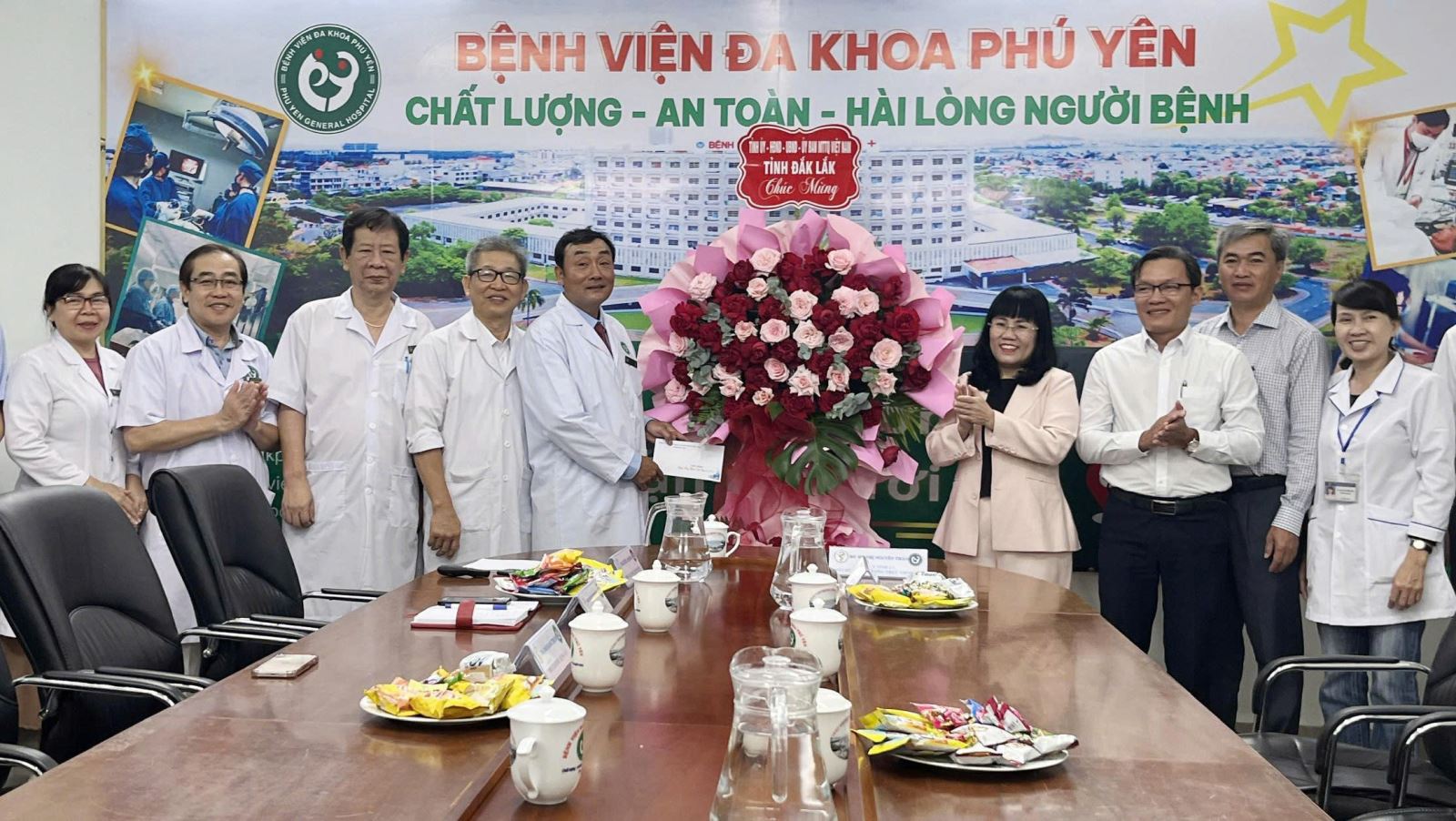 Phó Chủ tịch Thường trực UBND tỉnh Hồ Thị Nguyên Thảo tặng hoa, chúc mừng Bệnh viện Đa khoa Phú Yên.