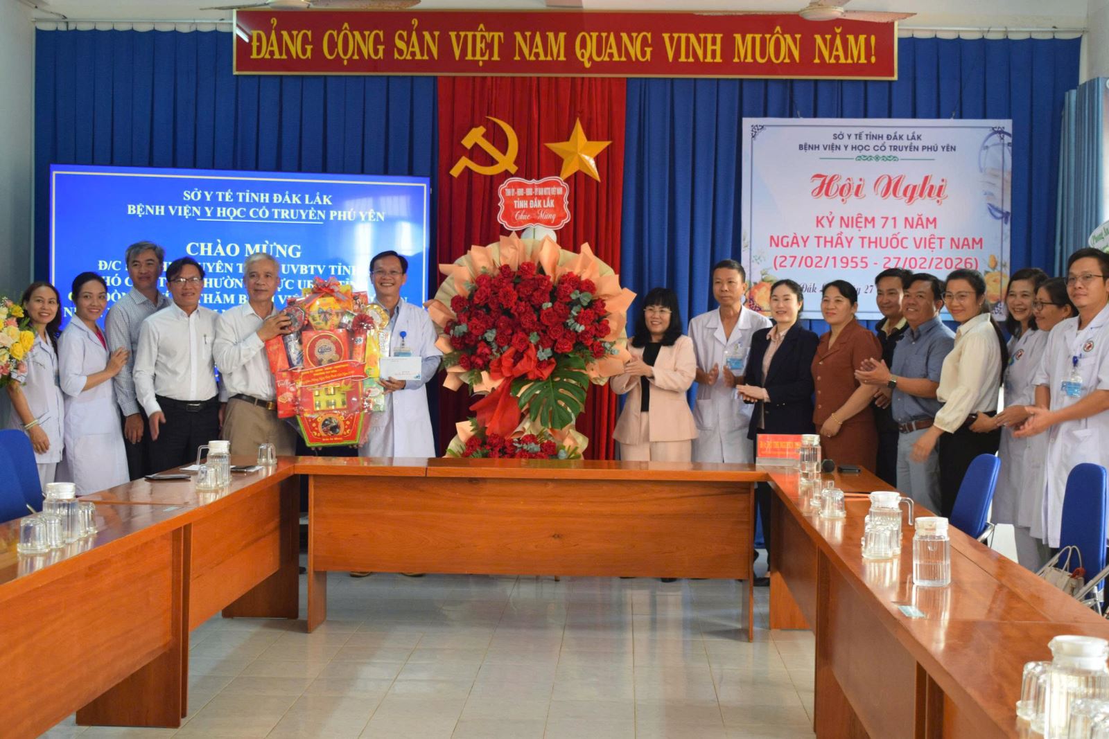 Phó Chủ tịch Thường trực UBND tỉnh Hồ Thị Nguyên Thảo tặng hoa, chúc mừng Bệnh viện Y học cổ truyền Phú Yên.