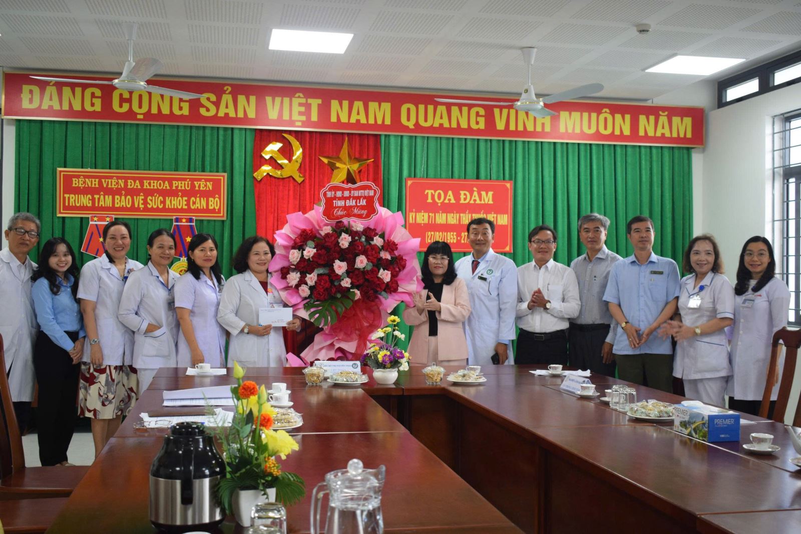 Phó Chủ tịch Thường trực UBND tỉnh Hồ Thị Nguyên Thảo tặng hoa, chúc mừng Trung tâm Chăm sóc sức khỏe cán bộ tỉnh thuộc Bệnh viện Đa khoa Phú Yên.