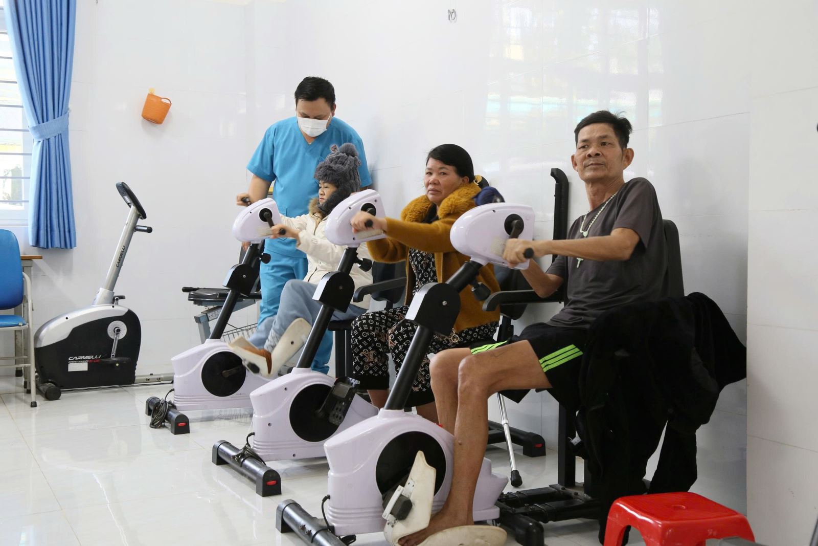 Kỹ thuật viên hướng dẫn bệnh nhân tập phục hồi chức năng tại Bệnh viện Y học cổ truyền tỉnh Đắk Lắk.