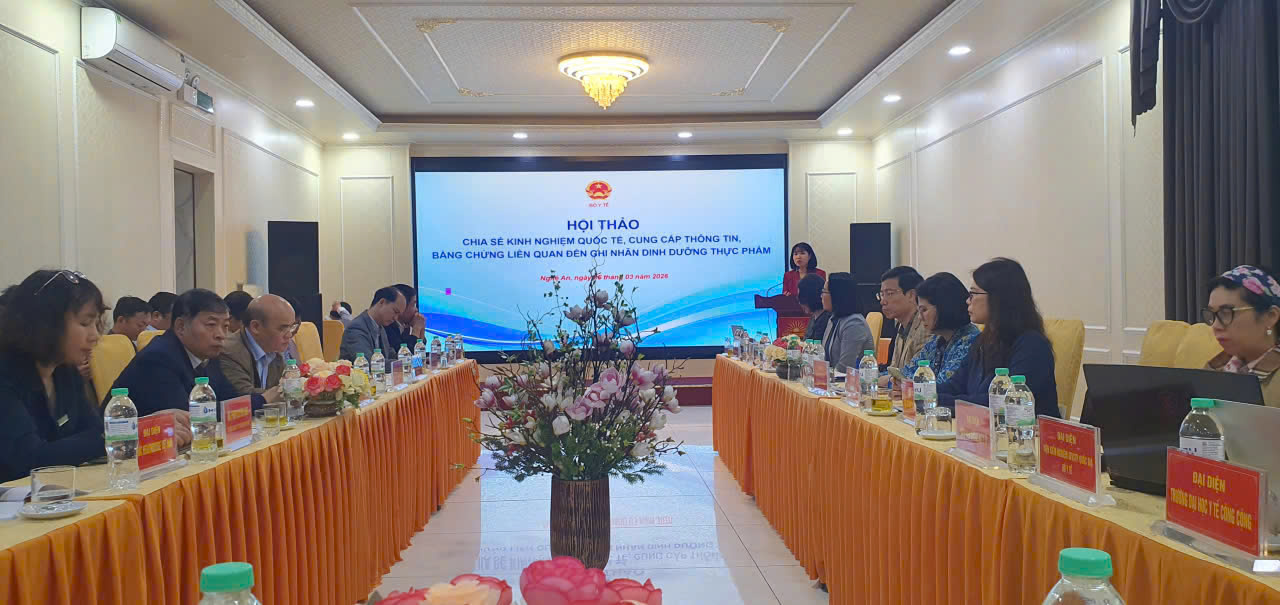 Bà Nguyễn Thị Hồng Diễm, Cục Phòng bệnh báo cáo tại Hội thảo.