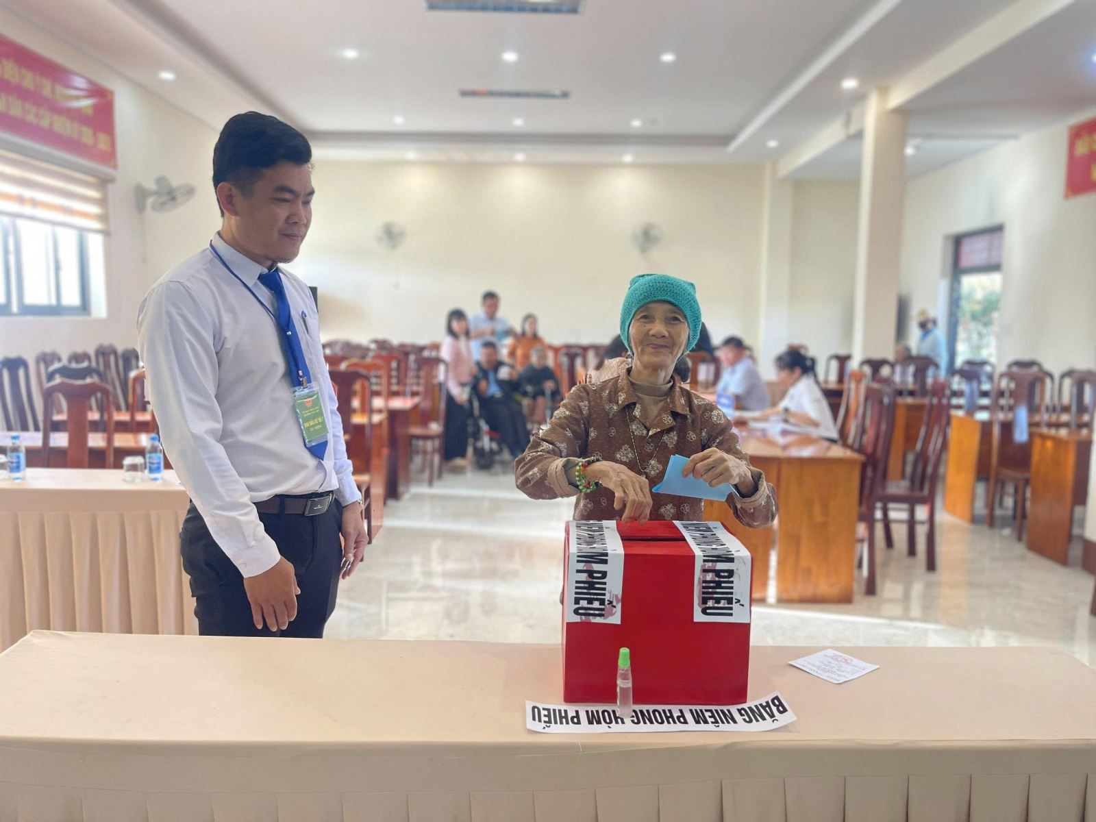 Các đối tượng là người cao tuổi, người khuyết tật, người có hoàn cảnh đặc biệt tham gia bỏ phiếu.