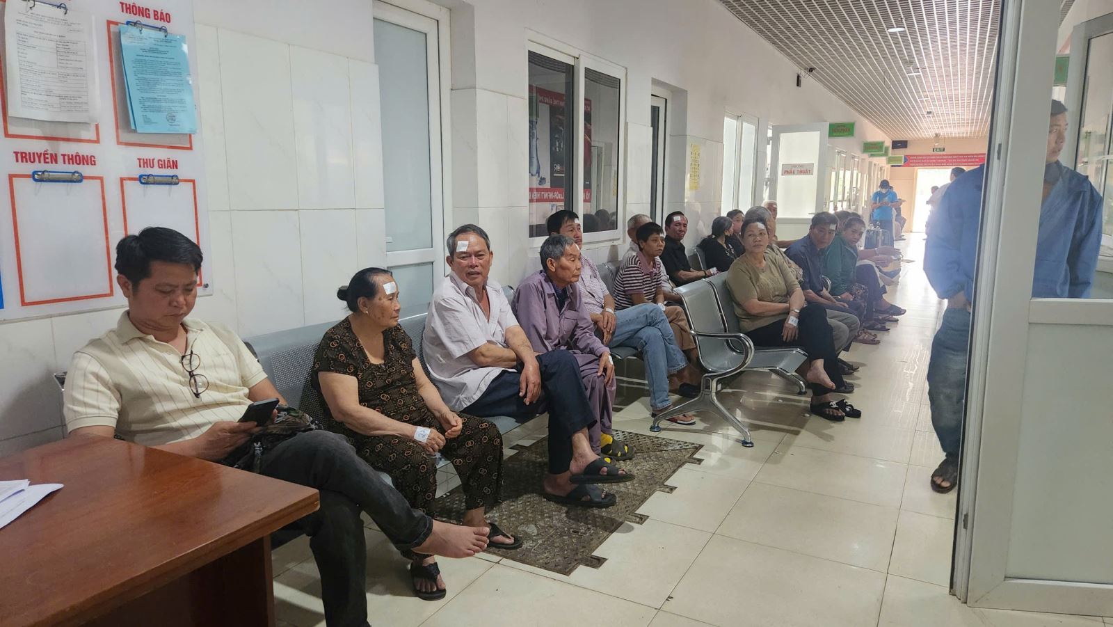 Đông đảo người dân chờ được phẫu thuật mắt miễn phí.