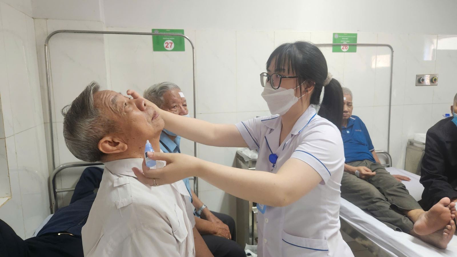 Điều dưỡng vệ sinh mắt cho bệnh nhân.