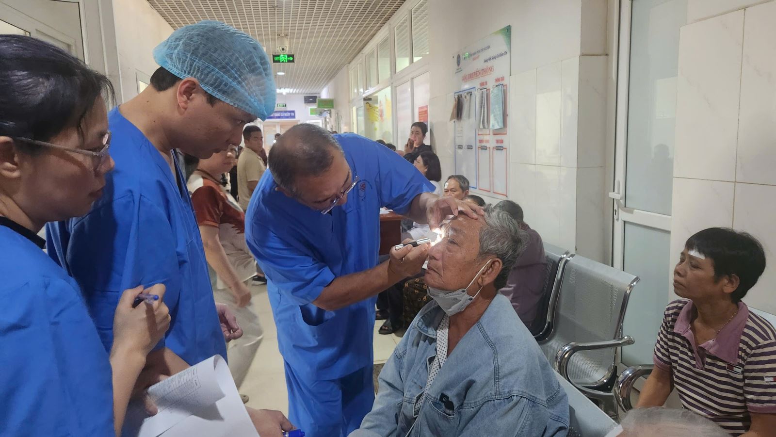 Giáo sư Hattoritadash - Giám đốc điều hành Tổ chức phòng, chống mù lòa Châu Á kiểm tra mắt bệnh nhân trước khi phẫu thuật.