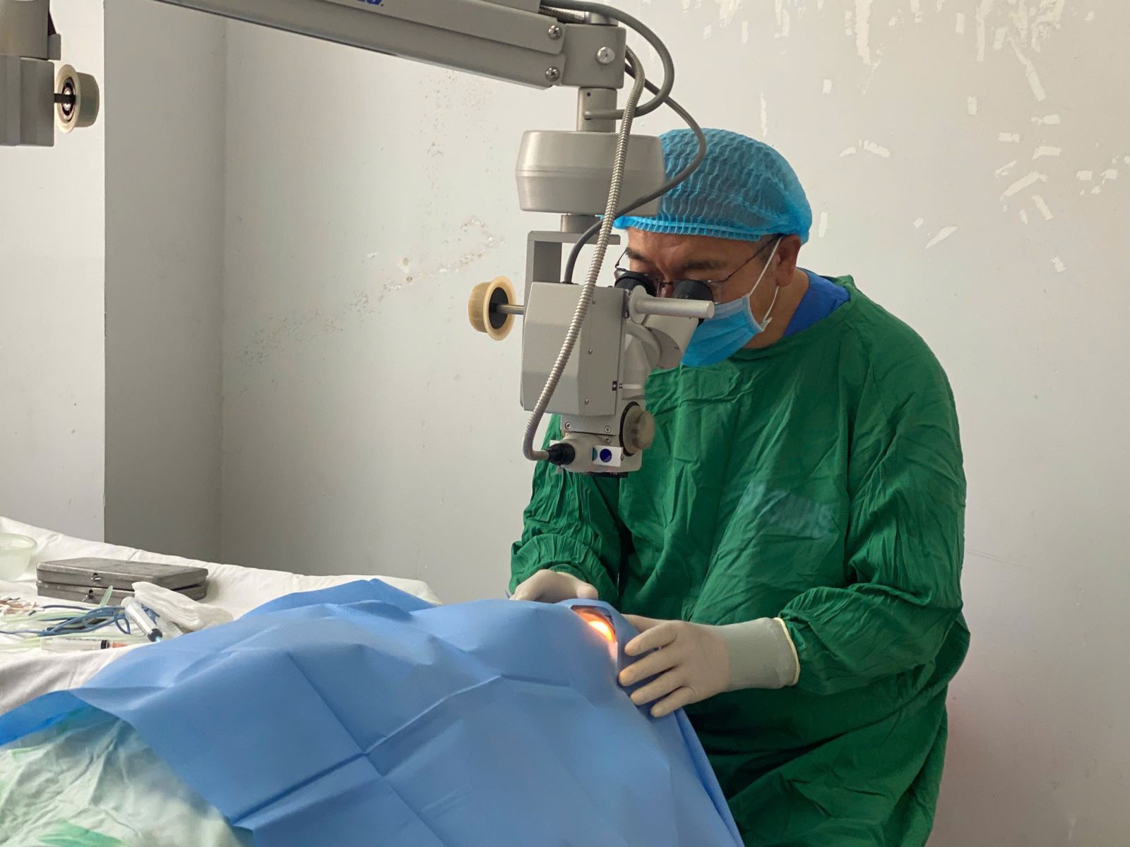 Bệnh nhân được phẫu thuật thay thuỷ tinh thể.