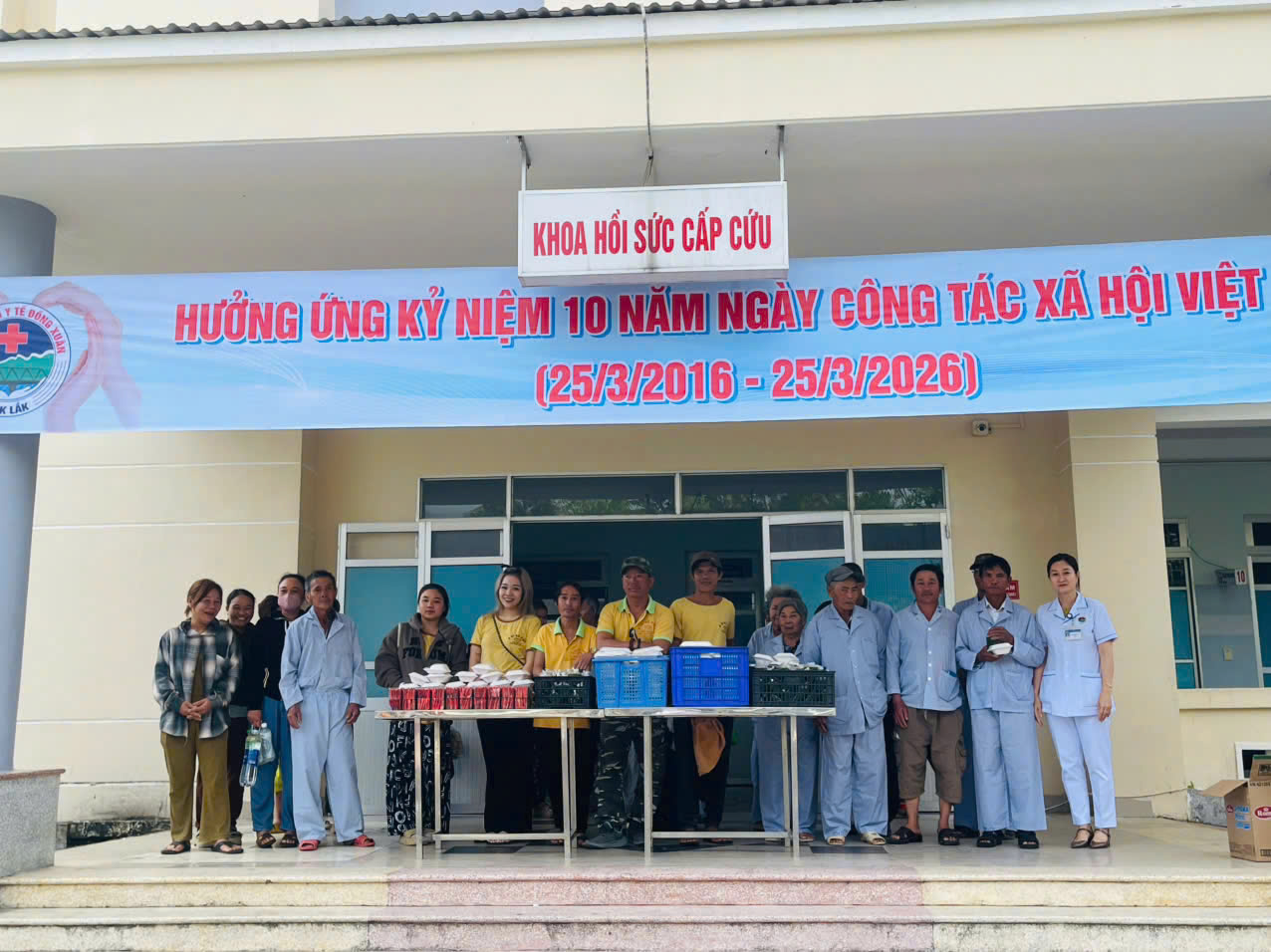 Các tổ chức từ thiện tặng các suất ăn miễn phí cho toàn thể bệnh nhân đang điều trị tại trung tâm.