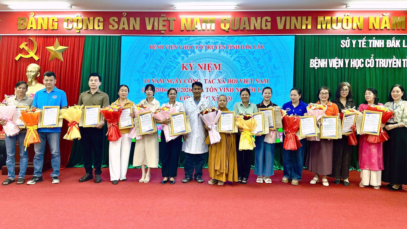 Bác sĩ Lê Văn Thanh – Phó Giám đốc bệnh viện Y học cổ truyền trao thư cảm ơn và quà lưu niệm cho các nhà thiện nguyện