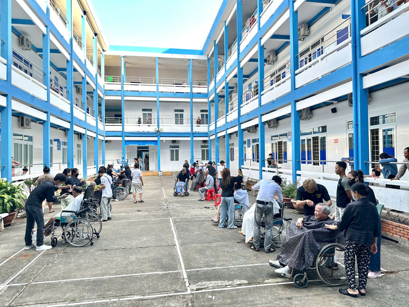 Bệnh viện Y học cổ truyền tỉnh Đắk Lắk phối hợp với đơn vị từ thiện tổ chức chương trình 