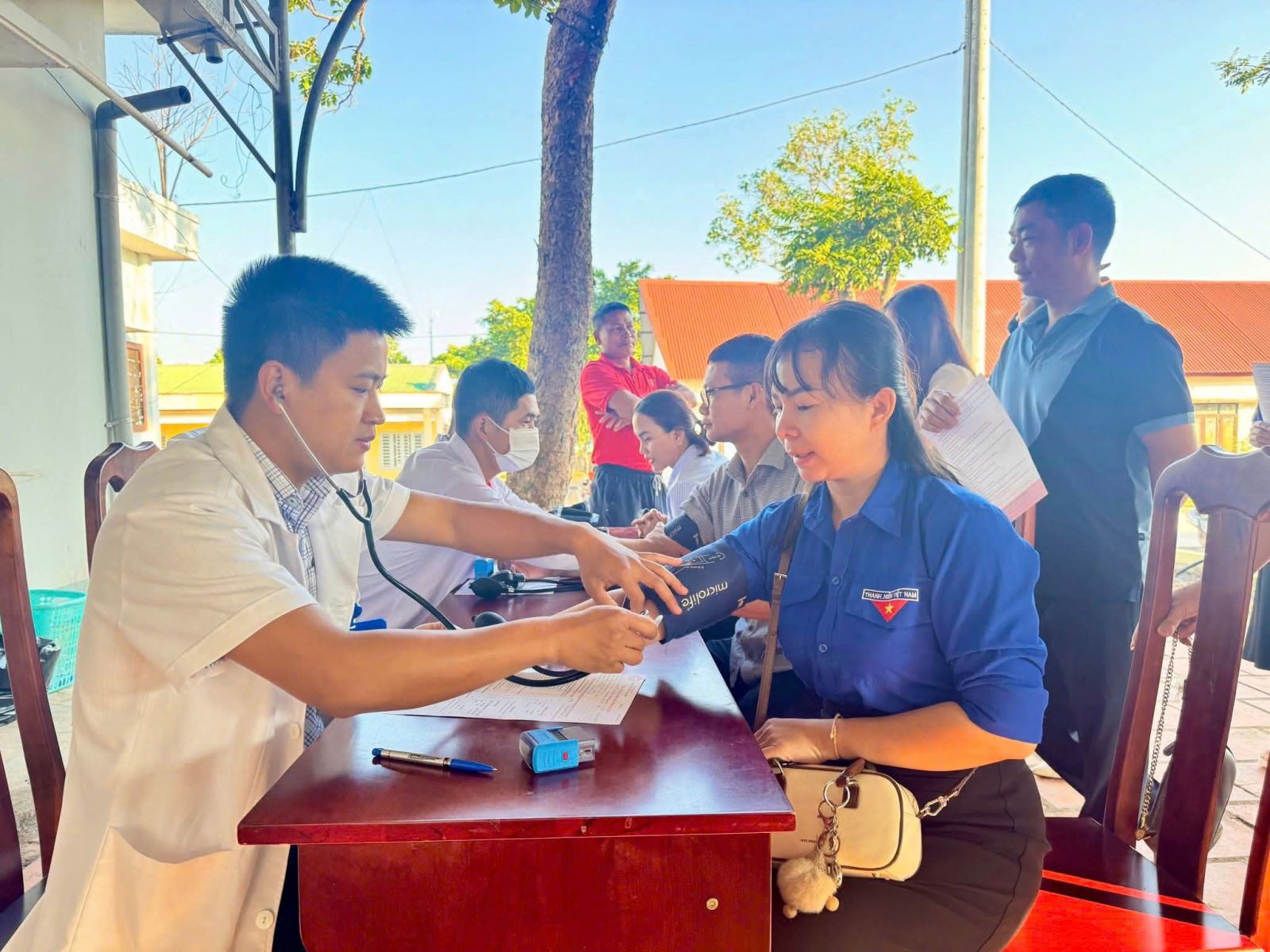 Các tình nguyện viên khám sức khoẻ trước khi tham gia hiến máu.