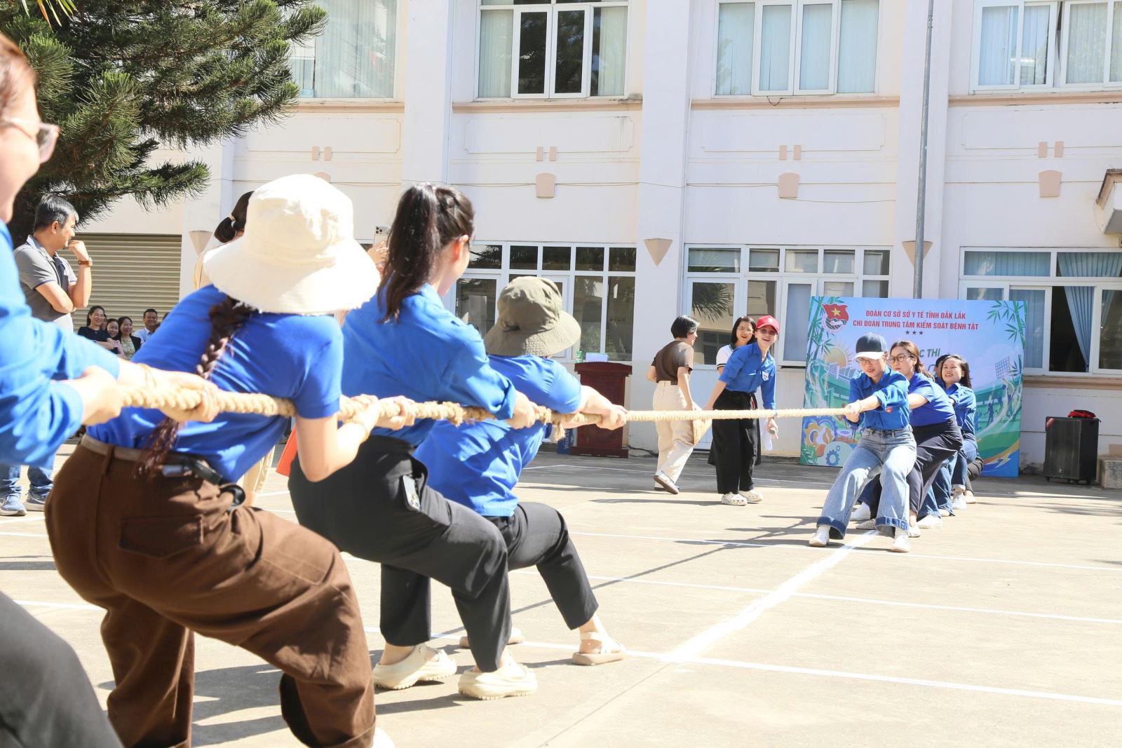 Sôi nổi với trò chơi kéo co.