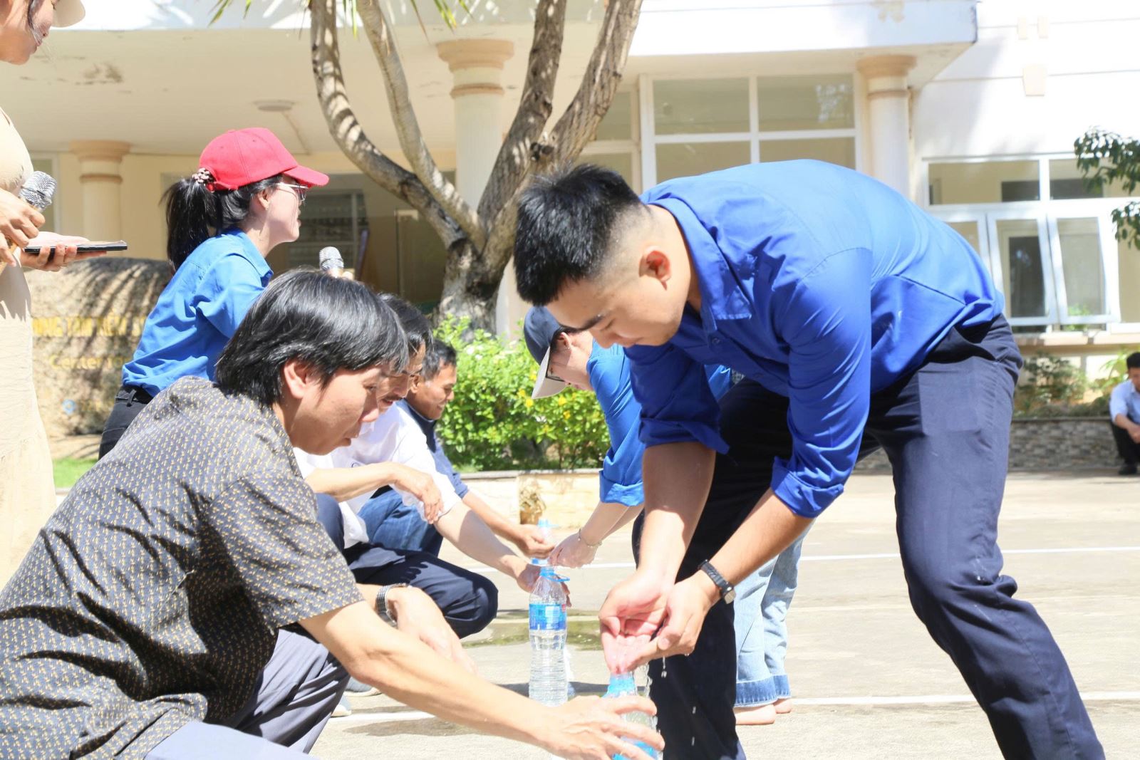 Kiên trì, đoàn kết và khéo léo trong trò chơi “Đổ nước vào chai”.