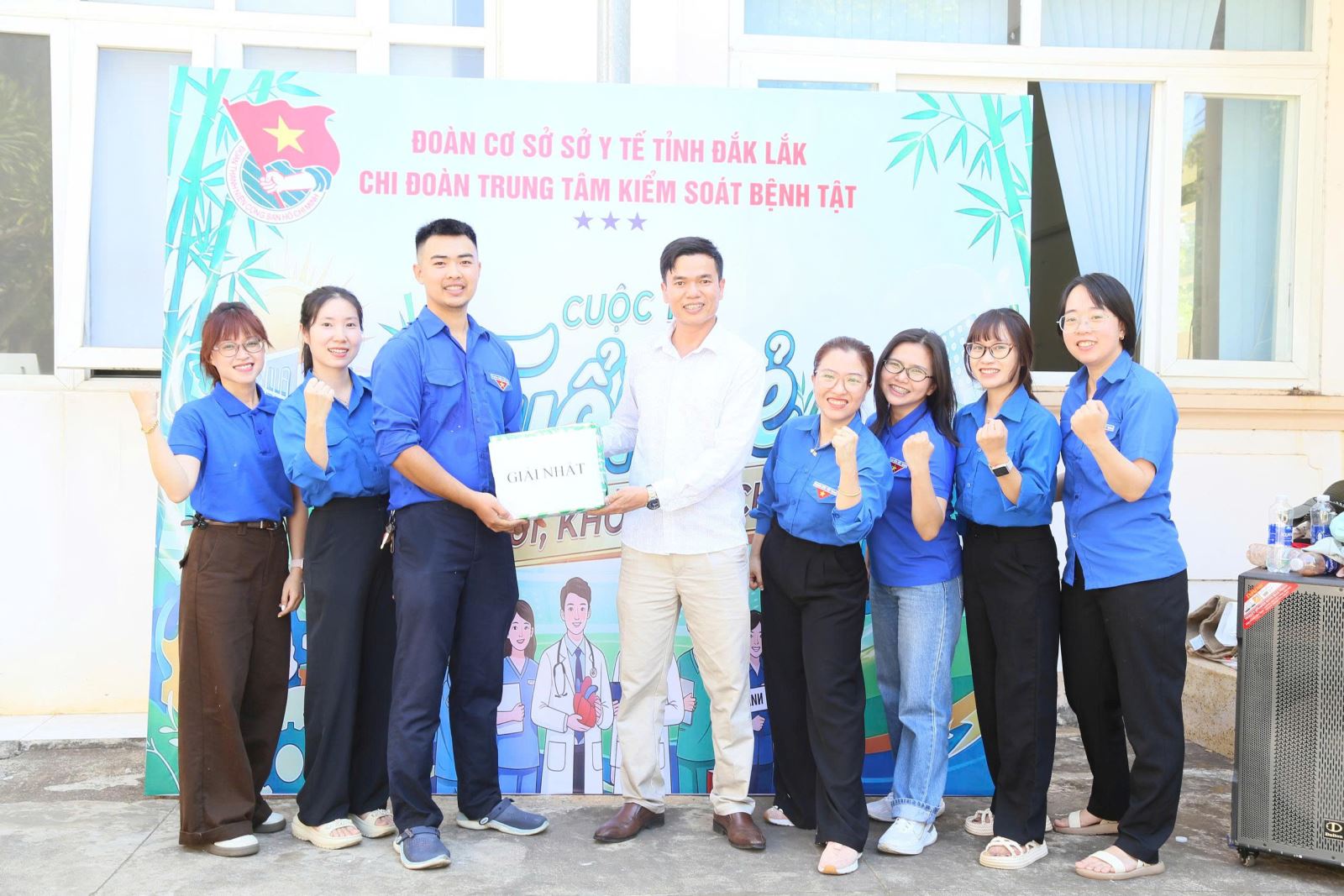 Ban tổ chức trao các giải nhất, nhì cho các đội có thành tích cao nhất.