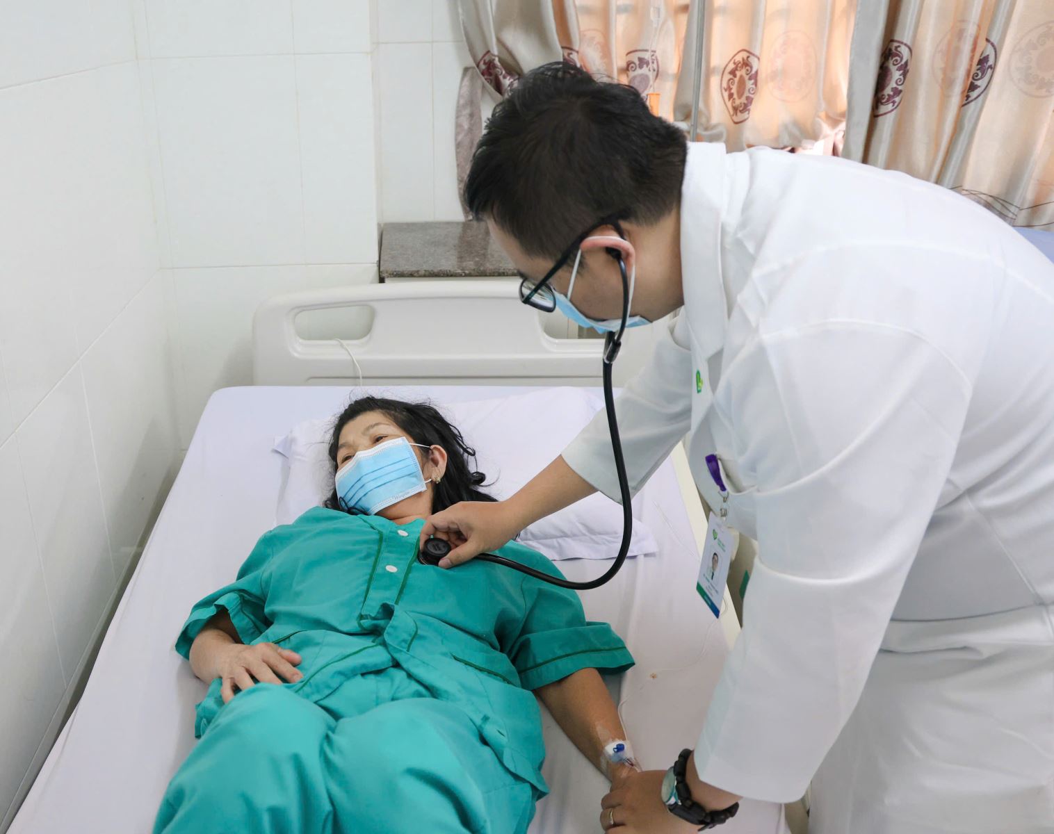 Một trong những trường hợp nghi do ngộ độc thực phẩm sau khi ăn bánh mì đang được điều trị tại cơ sở y tế.