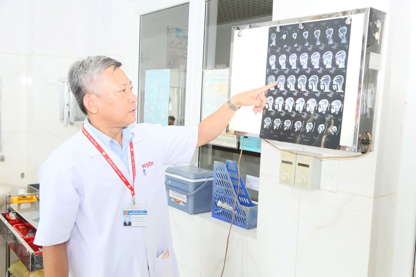 Bác sĩ CKII Huỳnh Như Đồng, Trưởng Khoa ngoại thần kinh, BVĐK vùng Tây Nguyên kiểm tra tổn thương trên phim trước phẫu thuật.