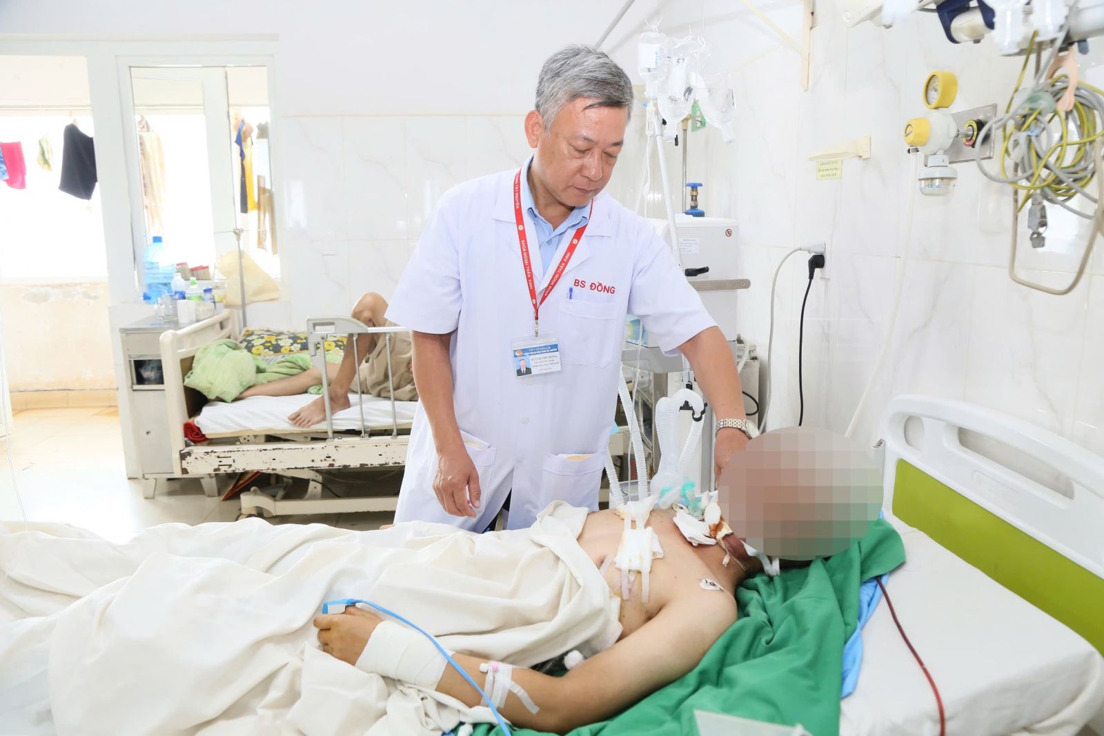 Bác sĩ CKII Huỳnh Như Đồng kiểm tra sức khoẻ bệnh nhân sau phẫu thuật.