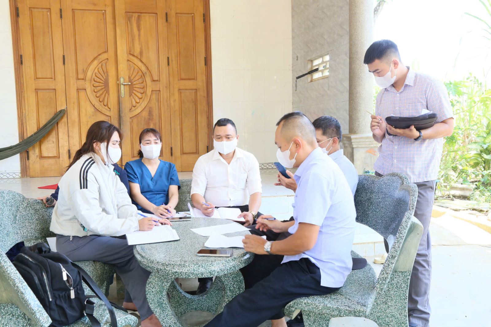 Cán bộ Trung tâm Kiểm soát bệnh tật tỉnh đang tiến hành điều tra ca bệnh.