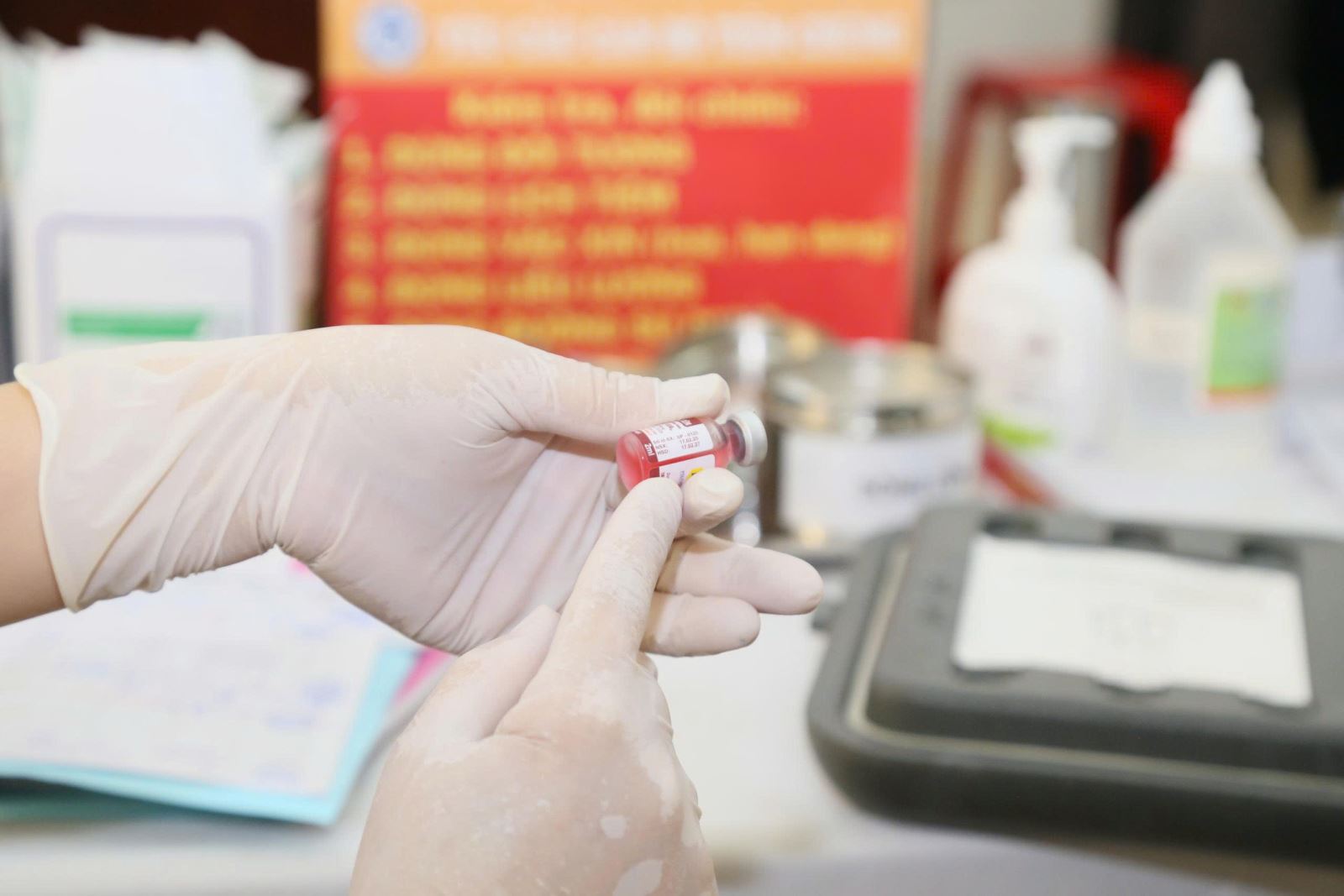 Vắc xin OPV an toàn, hiệu quả, giúp trẻ phòng tránh bệnh bại liệt.