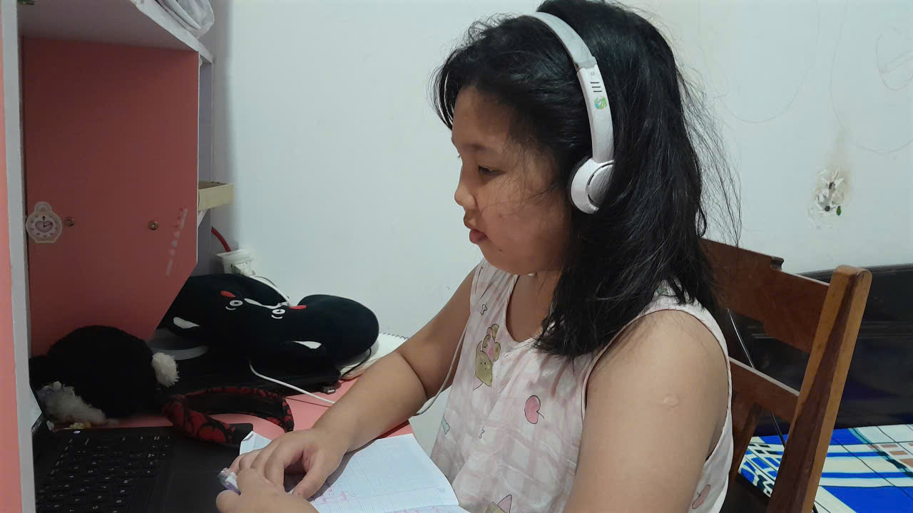 Người có bệnh về tai ngoài, tai giữa không nên đeo tai nghe lâu dài vì làm cho bệnh ở tai dễ tái phát.