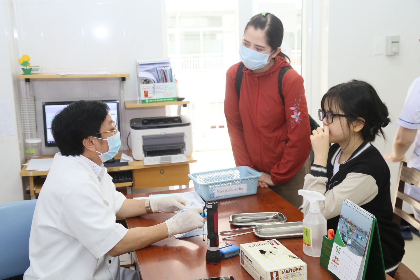 Khi thấy có biểu hiện ù tai, nghe kém, chóng mặt, nhức đầu, hoa mắt… nên đến các cơ sở y tế có chuyên khoa Tai - Mũi - Họng để khám và được hướng dẫn điều trị hiệu quả.