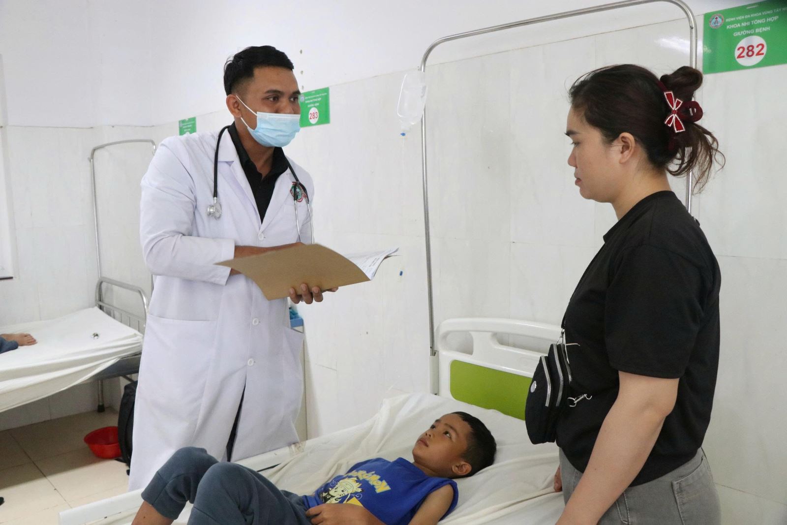 Trẻ mắc bệnh về đường tiêu hoá đang điều trị tại Khoa Nhi tổng hợp, Bệnh viện Đa khoa vùng Tây Nguyên.