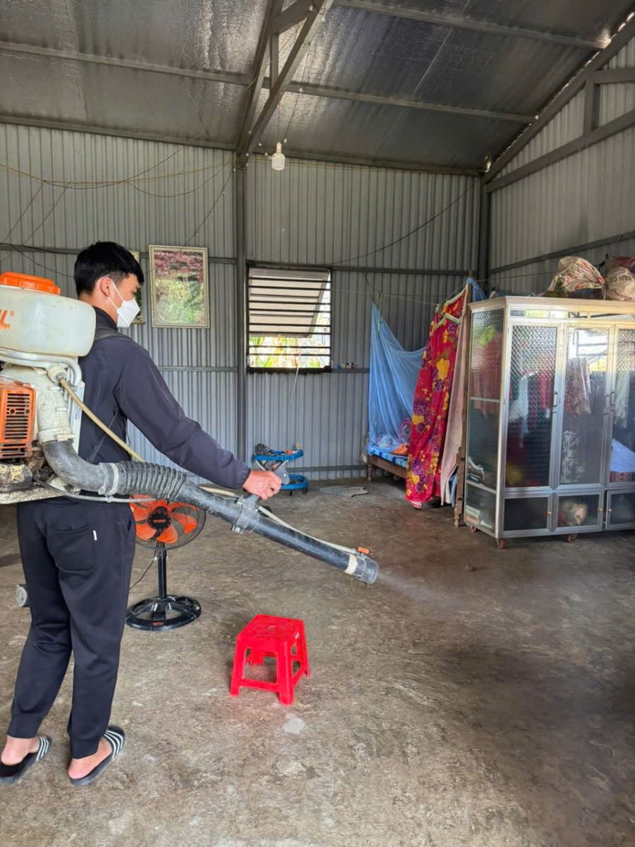 Xã Ea Riêng tập trung xử lý ổ dịch thủy đậu tại thôn 10.