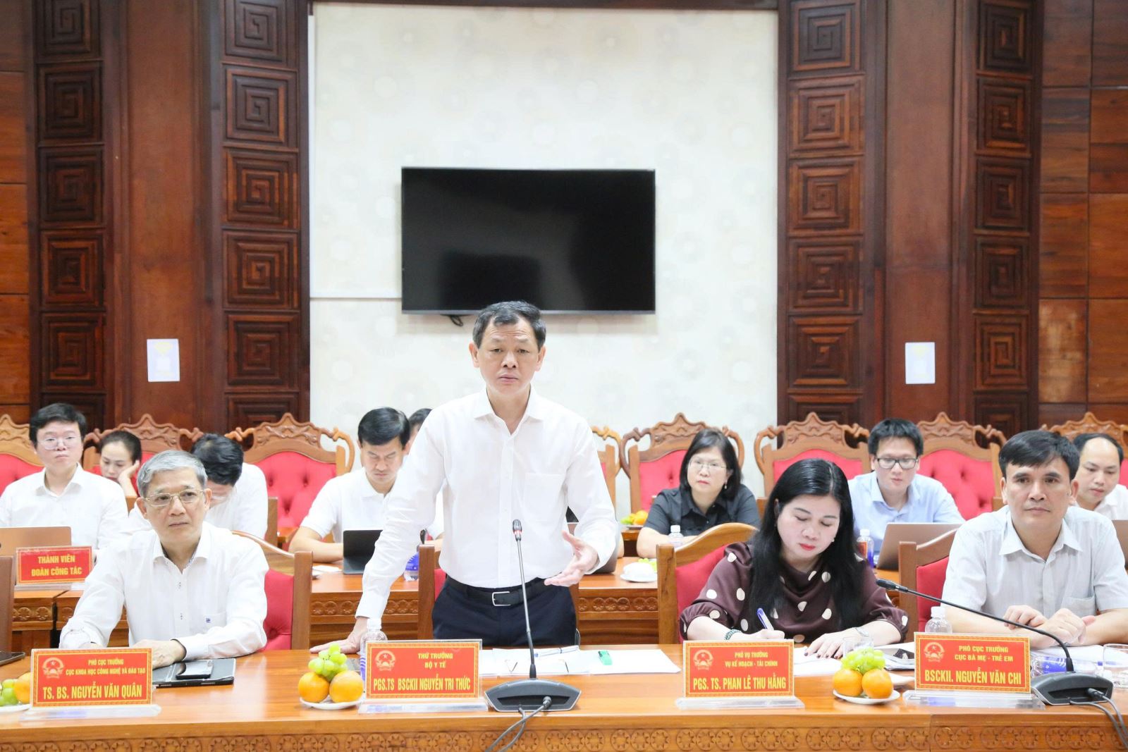 Thứ trưởng Bộ Y tế Nguyễn Tri Thức chia sẻ về các giải pháp tháo gỡ khó khăn cho ngành y tế tỉnh Đắk Lắk tại buổi làm việc.