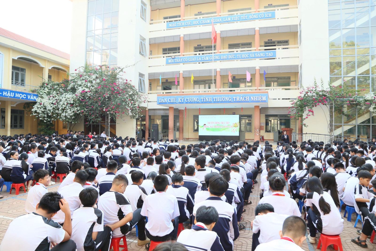 Trung tâm kiểm soát bệnh tật Đắk Lắk tổ chức truyền thông trực tiếp tại trường THCS Phan Bội Châu, phường Buôn Ma Thuột. Ảnh: Đình Thi