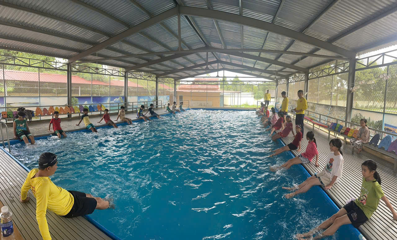 Cần cho trẻ học kỹ năng bơi nhằm hạn chế tình trạng đuối nước ở trẻ.