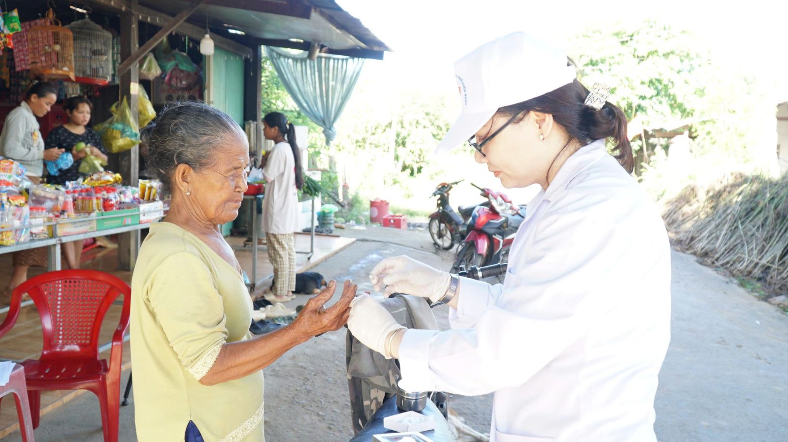 Cán bộ Trung tâm Kiểm soát bệnh tật chủ đông lấy máu làm xét nghiệm tìm ký sinh trùng sốt rét cho những người có nguy cơ cao.
