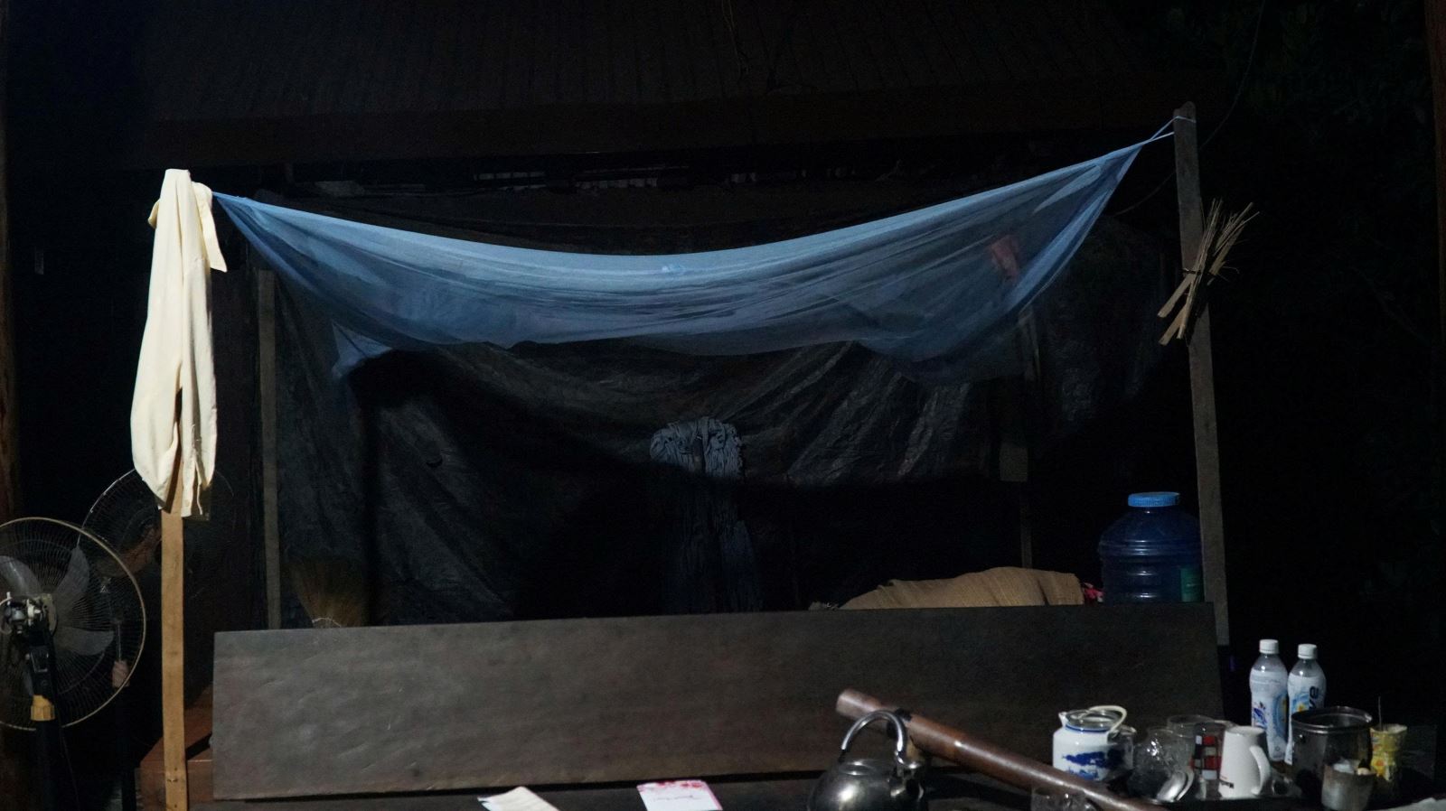 Người dân cần ngủ màn thường xuyên kể cả ban ngày để phòng tránh muỗi đốt.