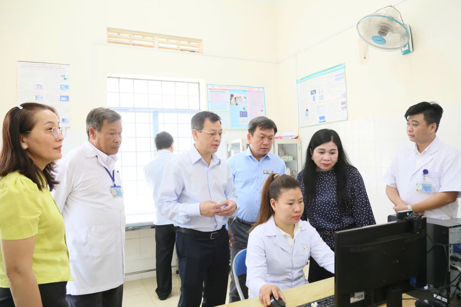 Thứ trưởng Bộ Y tế Nguyễn Tri Thức khảo sát tình hình thực tế tại trạm Y tế xã Ea Phê.